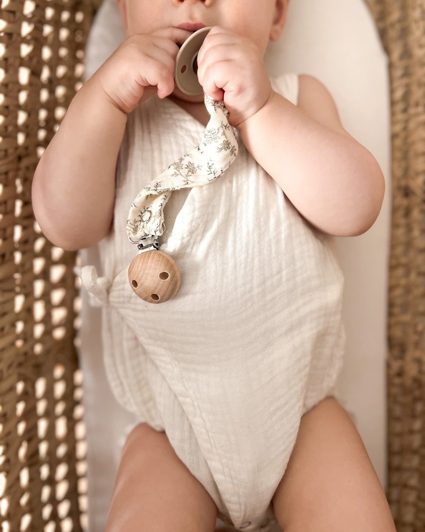 Attache-tétine brodé à la main