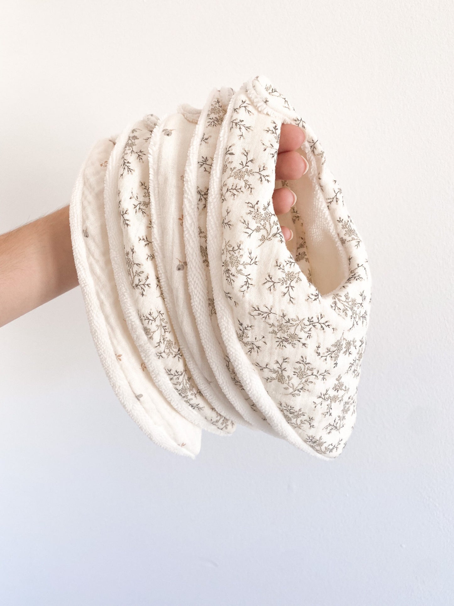 Bavoir bandana brodé à la main