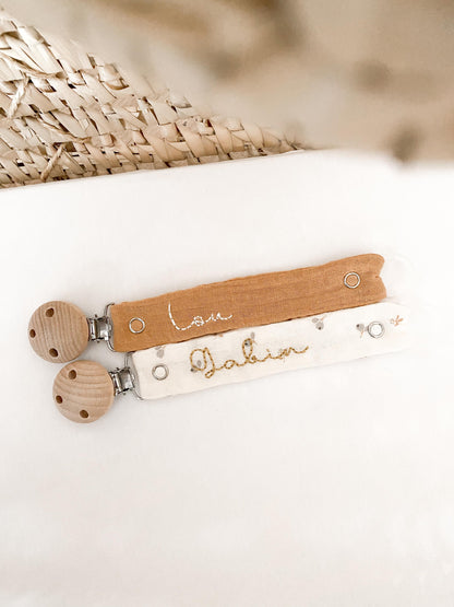 Attache-tétine brodé à la main