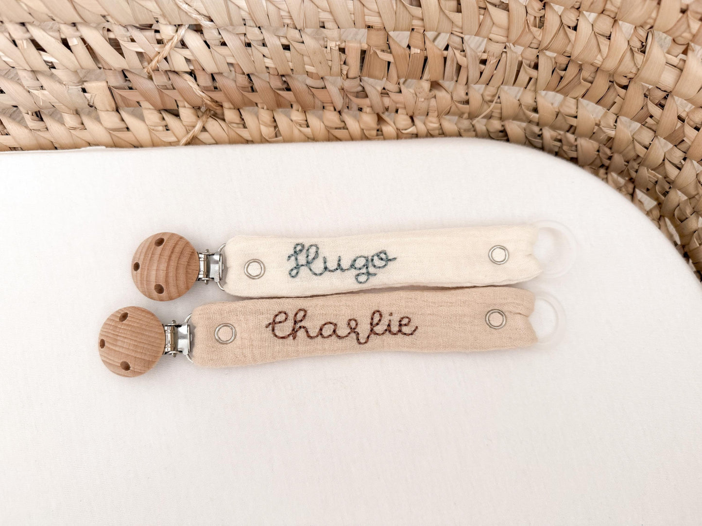 Attache-tétine brodé à la main