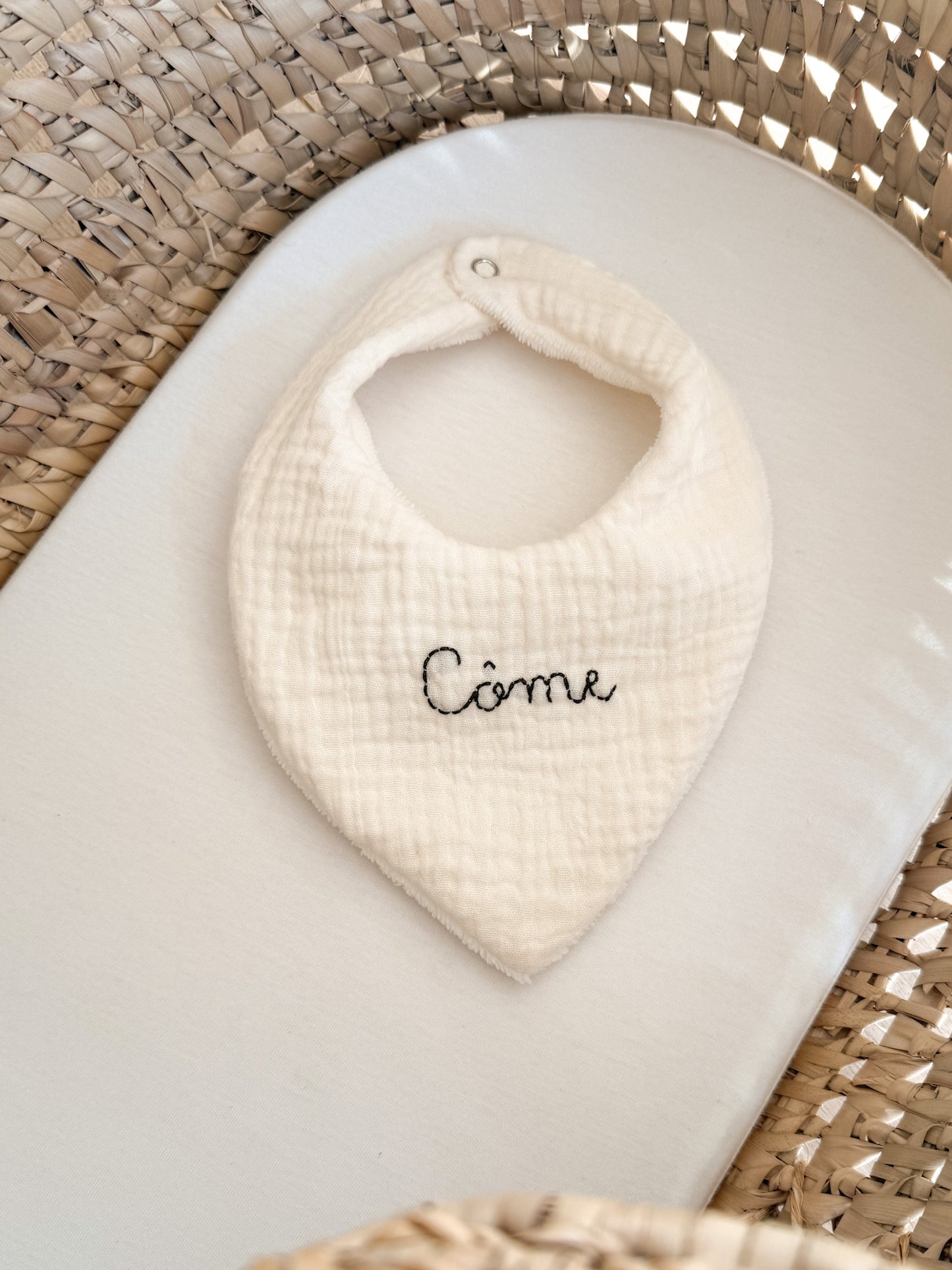 Bavoir bandana brodé à la main