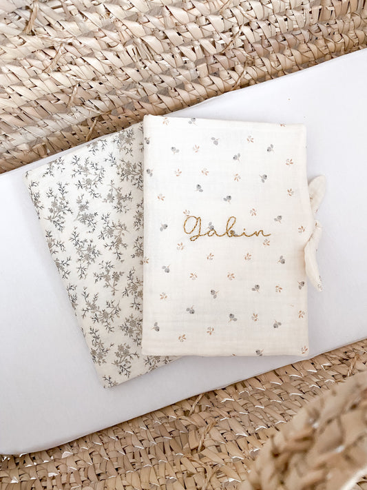 Protège carnet de santé brodé à la main