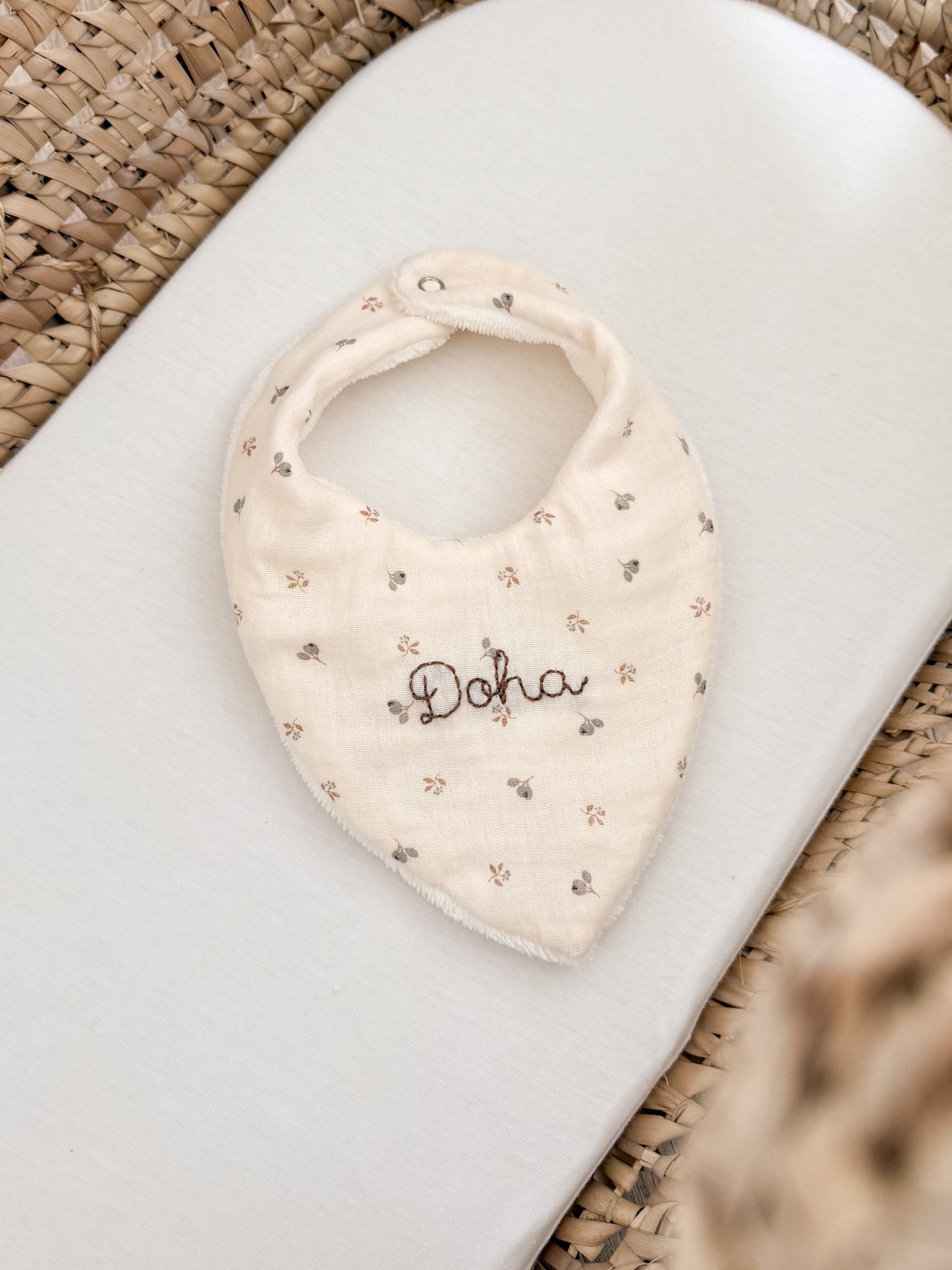 Bavoir bandana brodé à la main