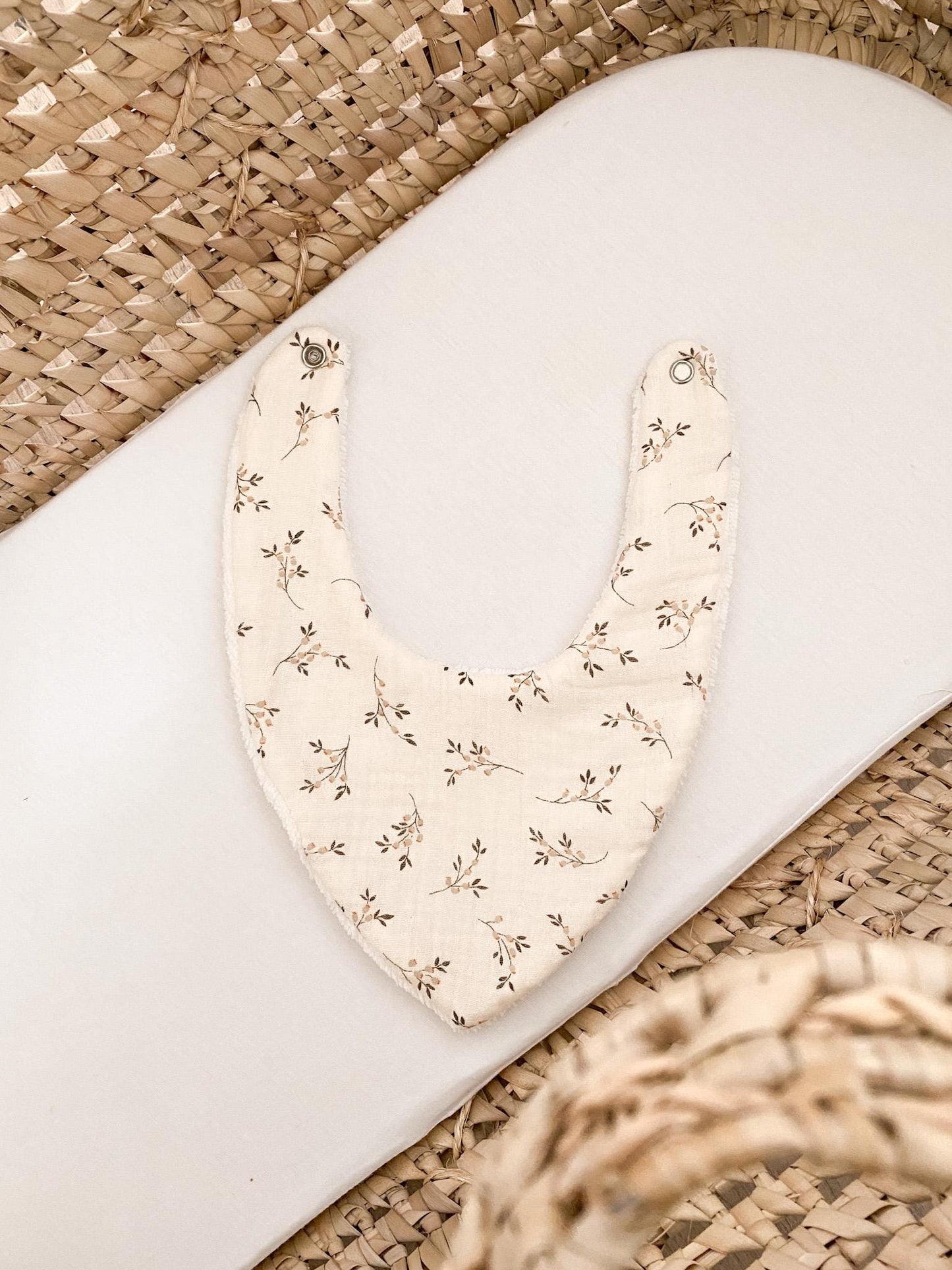 Bavoir bandana brodé à la main