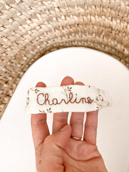 Attache-tétine brodé à la main