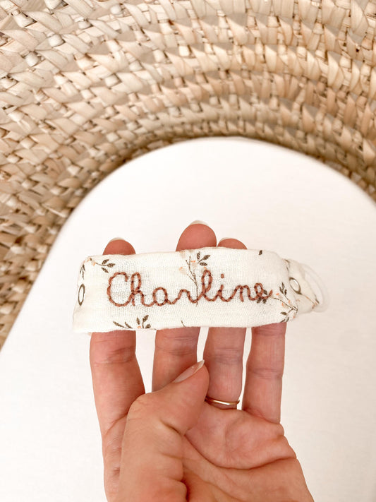 Attache-tétine brodé à la main