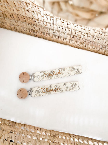 Attache-tétine brodé à la main