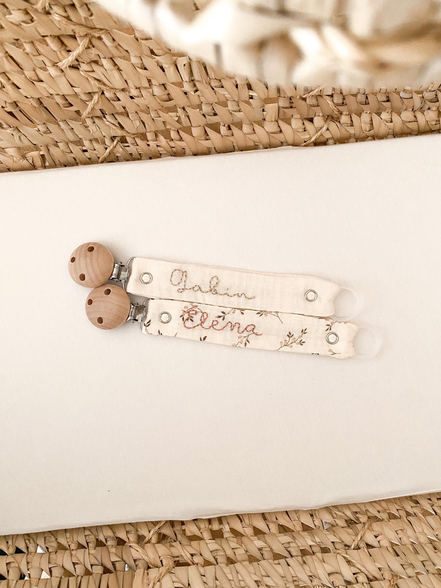 Attache-tétine brodé à la main