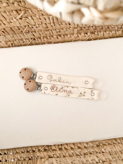 Attache-tétine brodé à la main