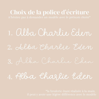 Bavoir bandana brodé à la main