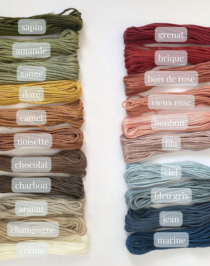 Bavoir bandana brodé à la main